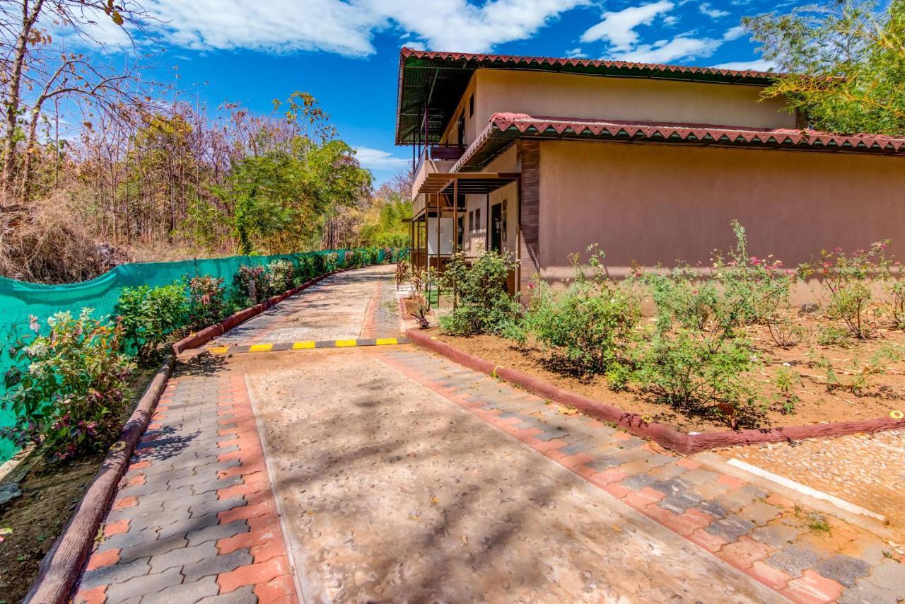 Club Mahindra Netrang Hotel Exterior photo