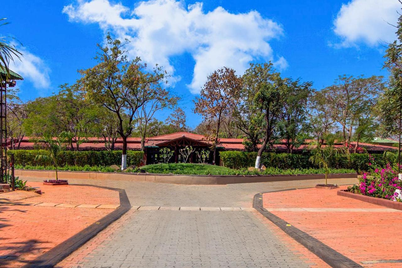 Club Mahindra Netrang Hotel Exterior photo