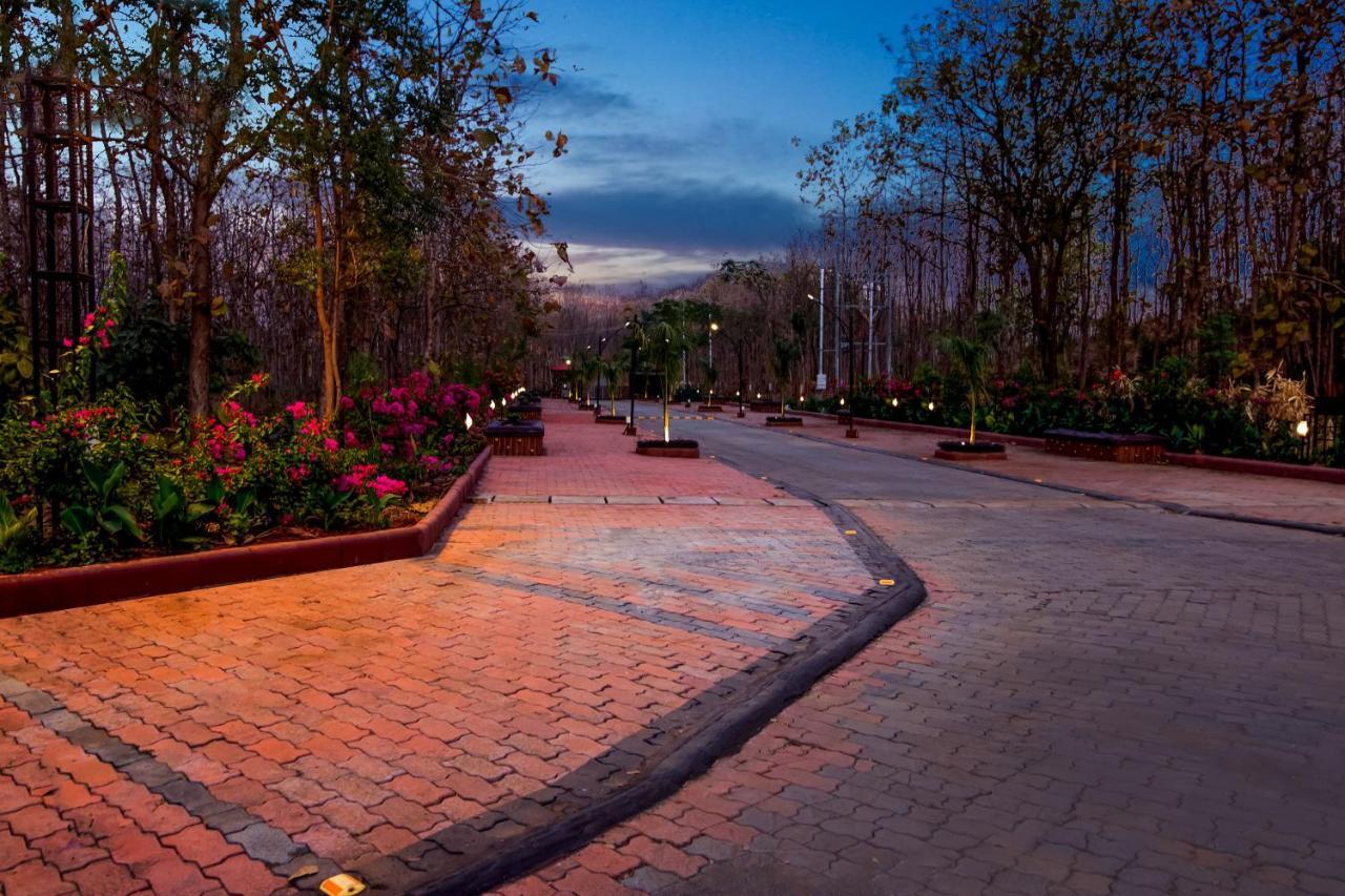 Club Mahindra Netrang Hotel Exterior photo